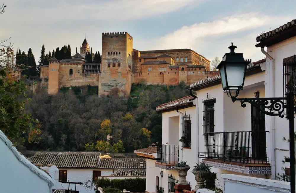 Manual del «invasor» educado: Cómo visitar el Albaicín